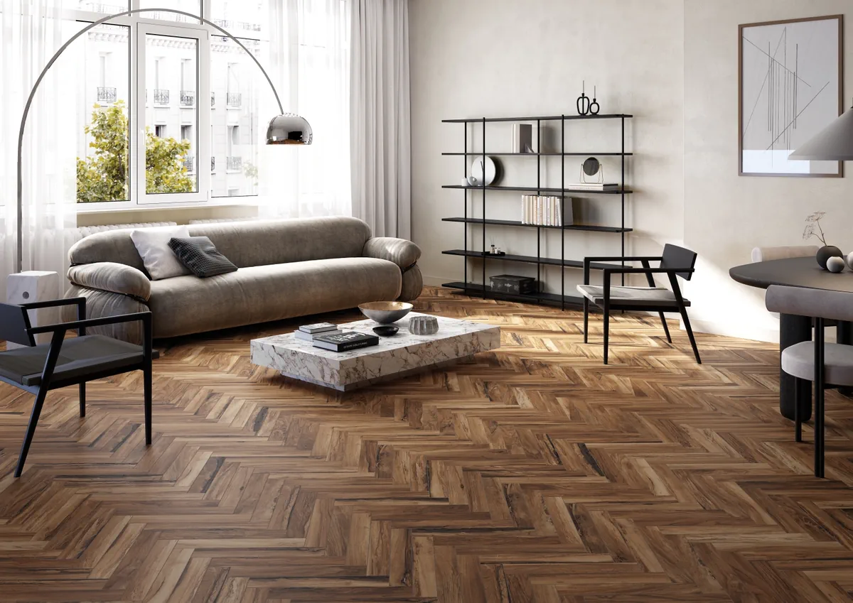 Gres Rondine SHERWOOD efekt drewno - aranzacja w przestronnym holu