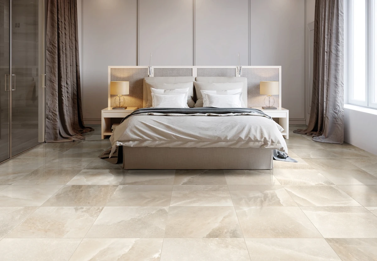 Gres Rondine HIMALAYA efekt marmur - aranzacja w korytarzu z naturalnym swiatlem