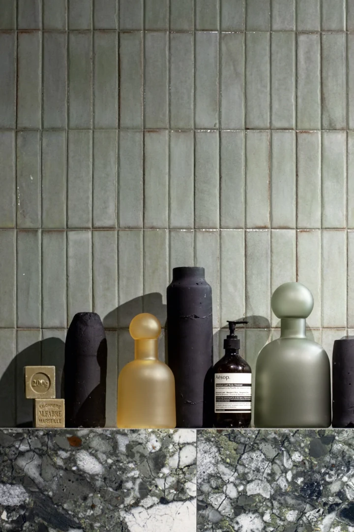 Gres Santagostino TETRIS efekt terrazzo, cegła - aranzacja w nowoczesnym salonie