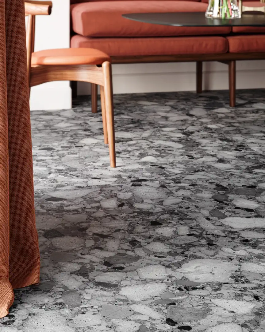 Gres Santagostino VENISTONE efekt terrazzo - aranzacja w przy kominku