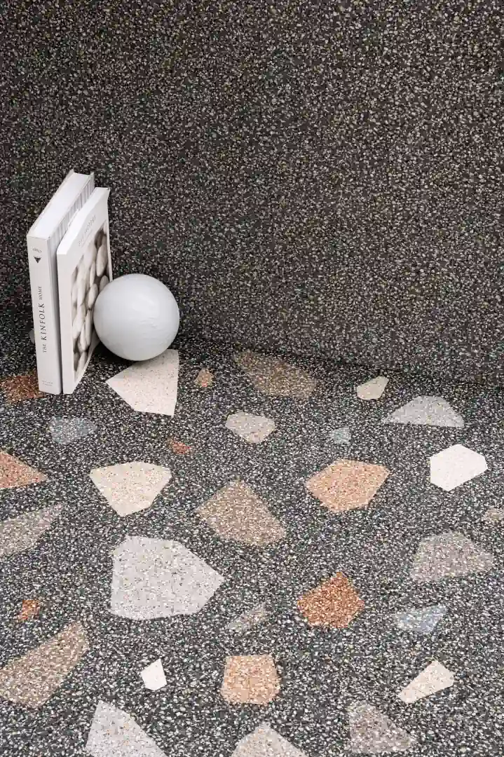 Gres Santagostino NEWDECO efekt terrazzo - aranzacja w eleganckiej lazience
