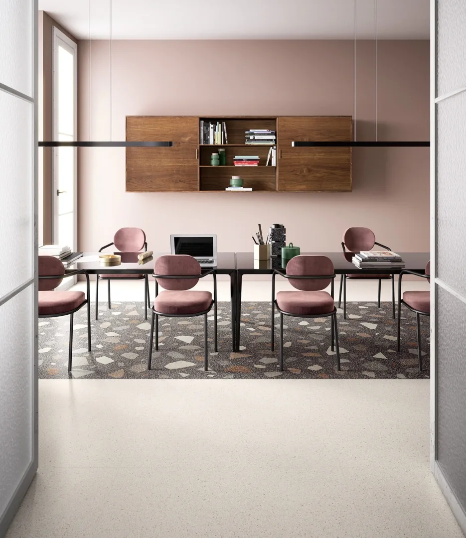 Gres Santagostino NEWDECO efekt terrazzo - aranzacja w strefie dziennej z duzymi przeszkleniami
