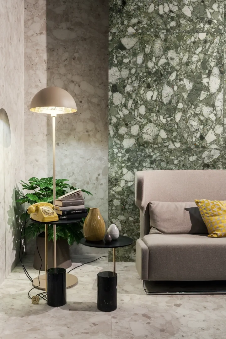 Gres Santagostino VENISTONE efekt terrazzo - aranzacja w przestronnym holu