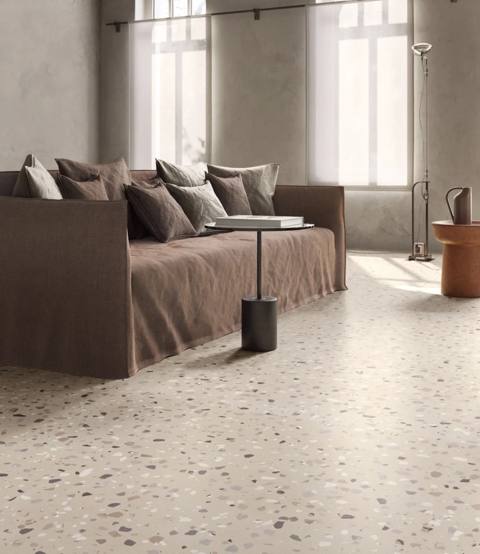 Gres Santagostino DECONCRETE efekt terrazzo, beton - aranzacja w minimalistycznym wnetrzu