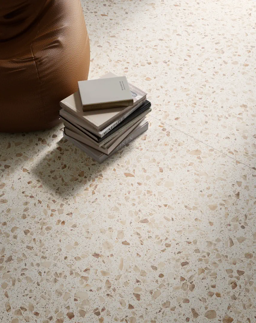 Gres Santagostino IRO efekt terrazzo, beton - aranzacja w przy kominku