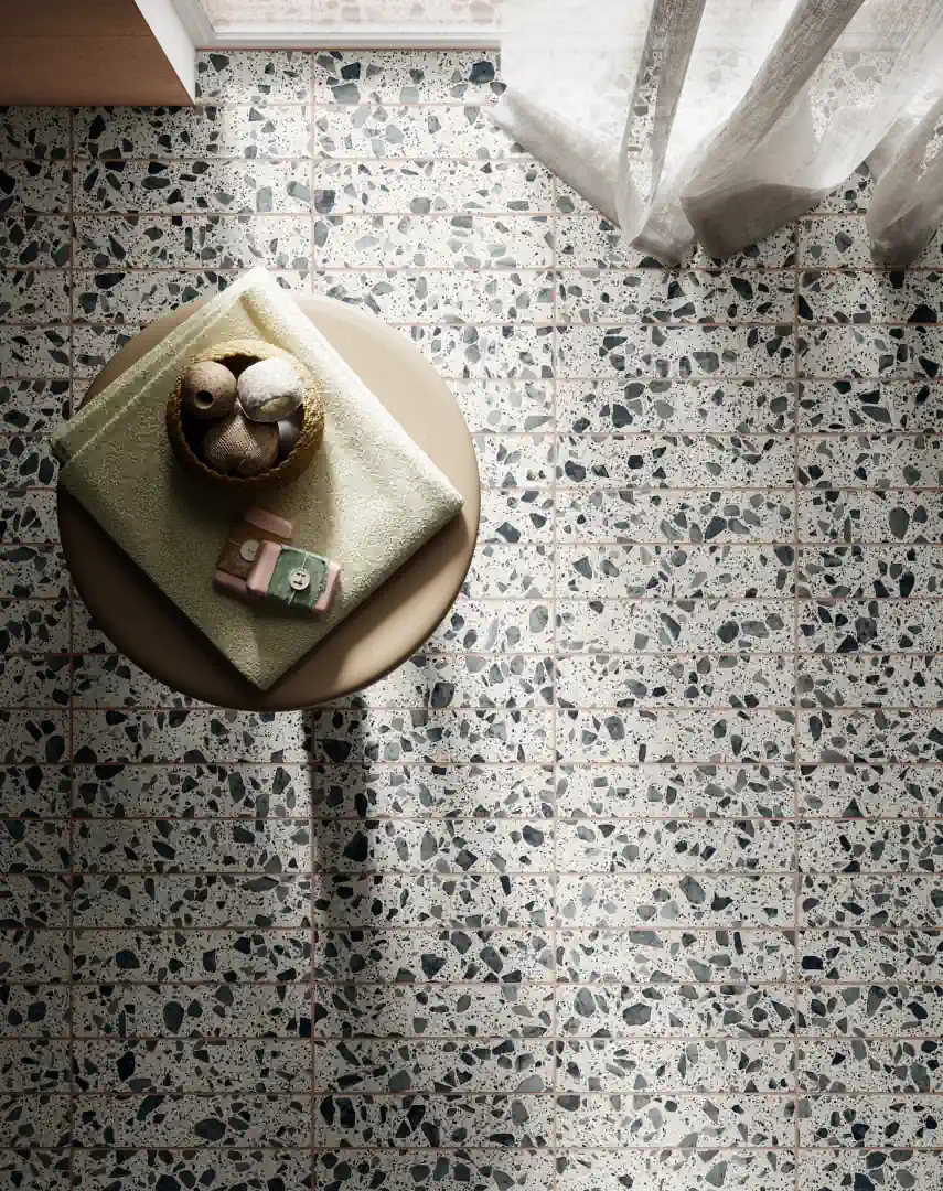 Gres Santagostino IRO efekt terrazzo, beton - aranzacja w nowoczesnym salonie
