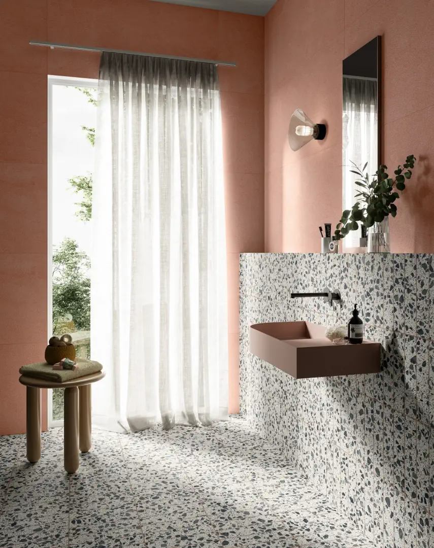 Gres Santagostino IRO efekt terrazzo, beton - aranzacja w korytarzu z naturalnym swiatlem