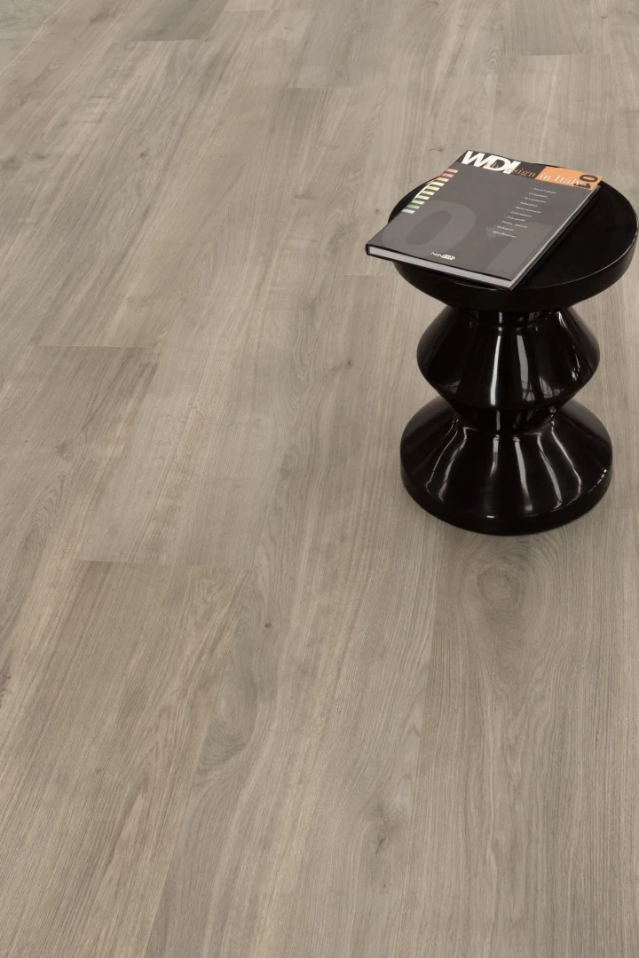 Gres Santagostino PRIMEWOOD efekt drewno - aranzacja w nowoczesnym salonie