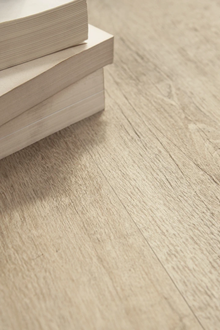 Gres Santagostino TIMEWOOD efekt drewno - aranzacja w minimalistycznym wnetrzu