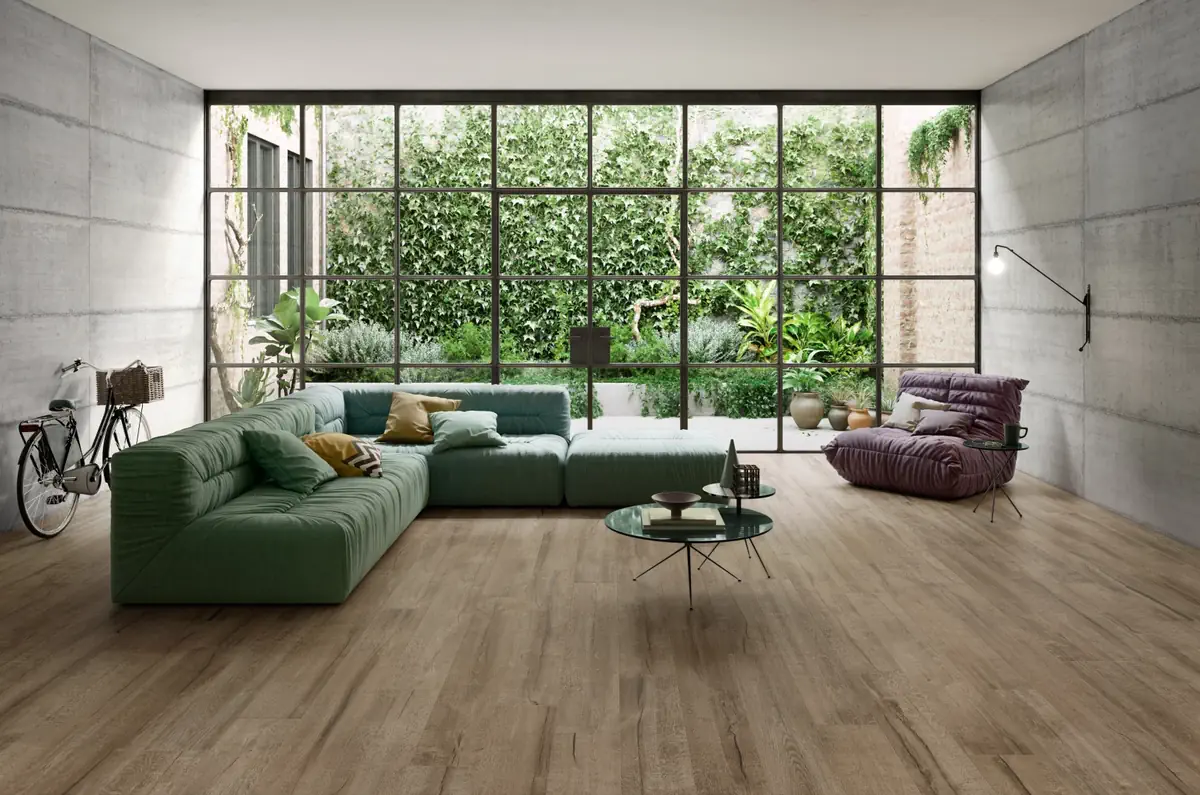 Gres Santagostino TIMEWOOD efekt drewno - aranzacja w korytarzu z naturalnym swiatlem