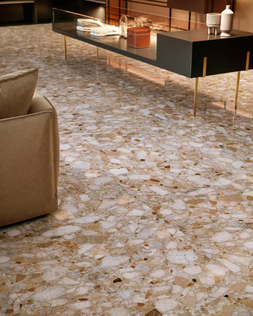 Gres Santagostino VENISTONE efekt terrazzo - aranzacja w korytarzu z naturalnym swiatlem