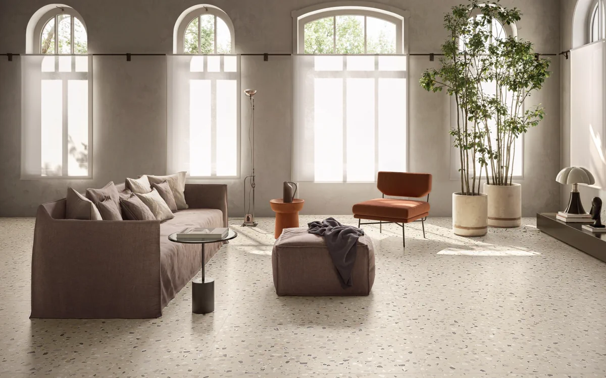 Gres Santagostino DECONCRETE efekt terrazzo, beton - aranzacja w strefie dziennej z duzymi przeszkleniami