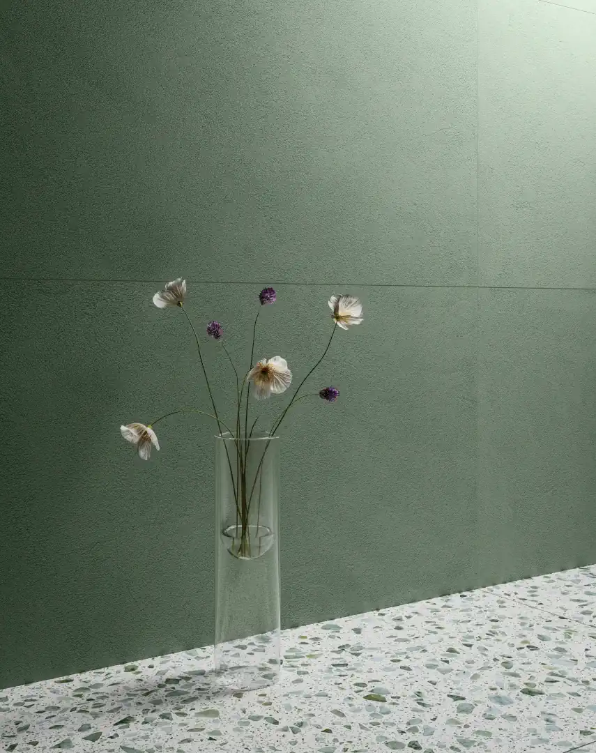 Gres Santagostino IRO efekt terrazzo, beton - aranzacja w przestronnym holu
