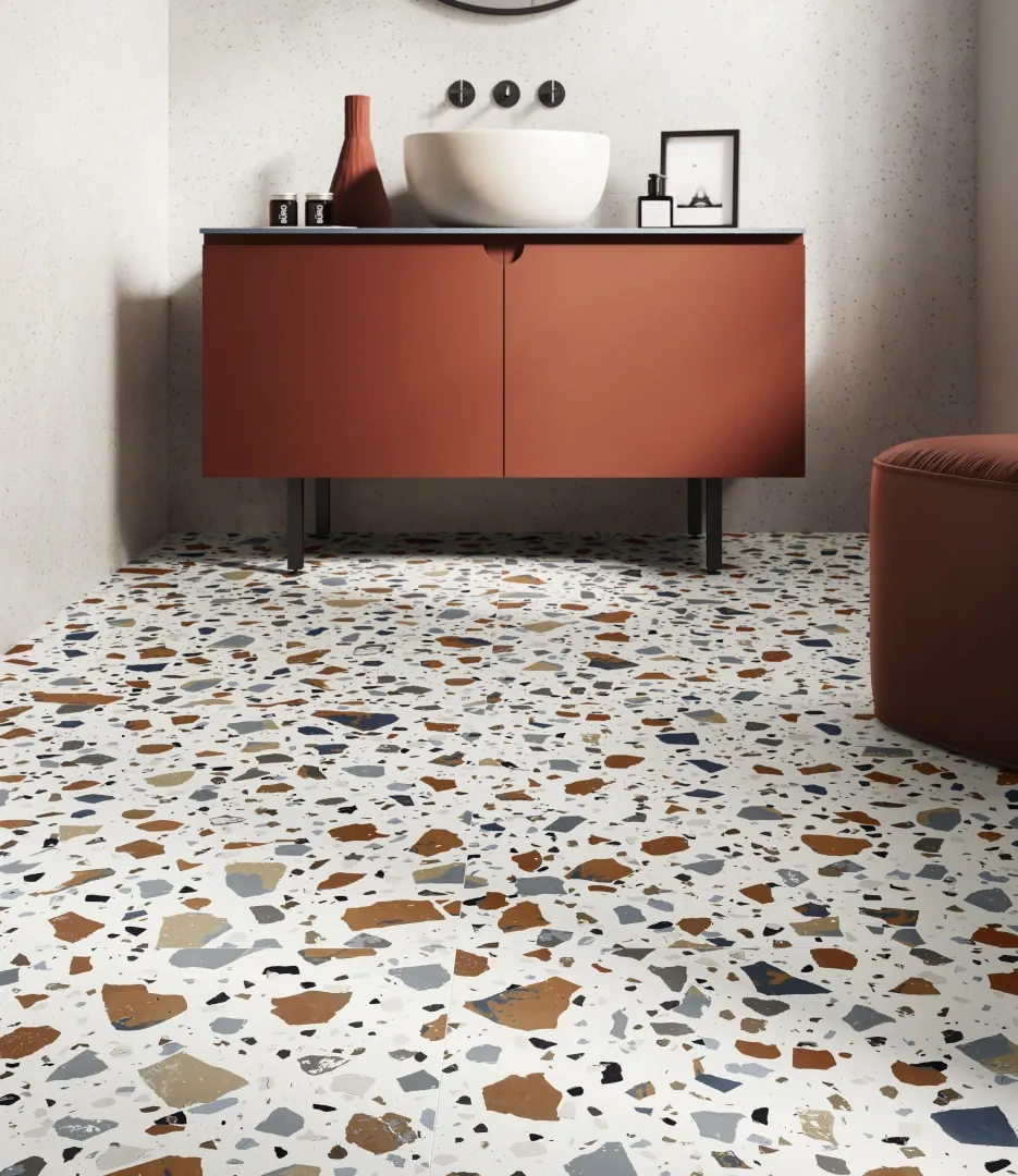 Gres Santagostino DECONCRETE efekt terrazzo, beton - aranzacja w korytarzu z naturalnym swiatlem