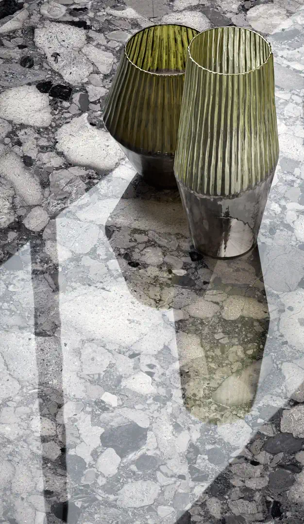 Gres Santagostino VENISTONE efekt terrazzo - aranzacja w korytarzu z naturalnym swiatlem