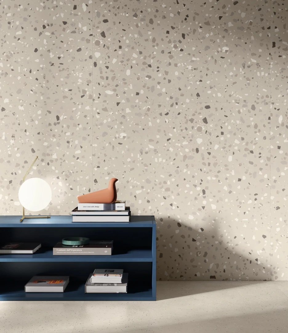 Gres Santagostino DECONCRETE efekt terrazzo, beton - aranzacja w przy kominku
