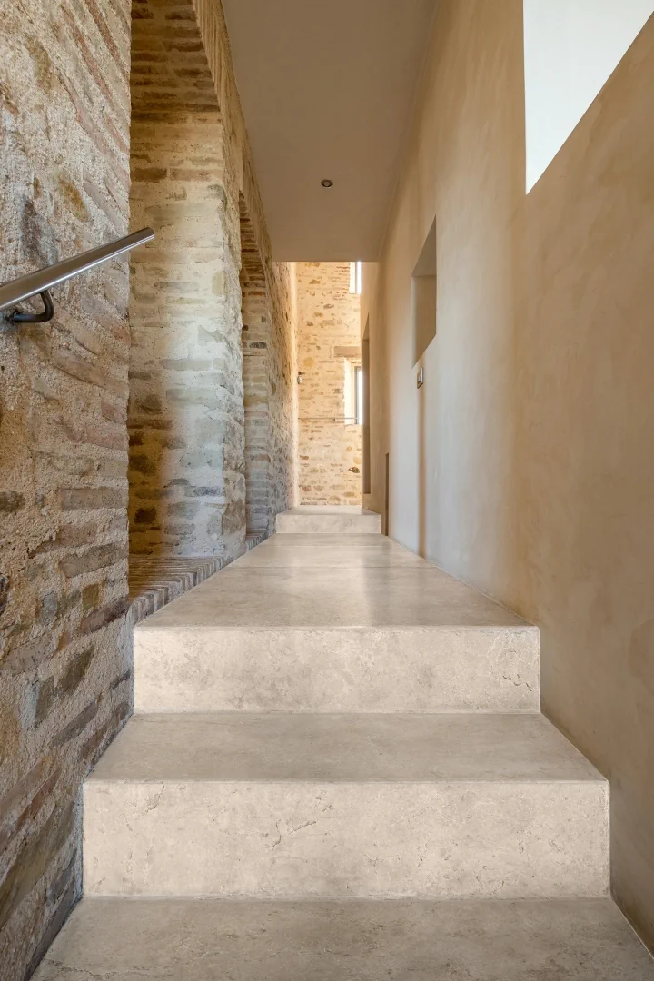 Gres Tagina MEDITERRANEA efekt kamień - aranzacja w eleganckiej lazience