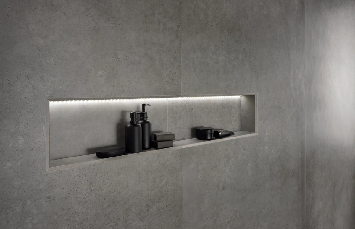Gres Tagina CONCRETA efekt beton - aranzacja w korytarzu z naturalnym swiatlem