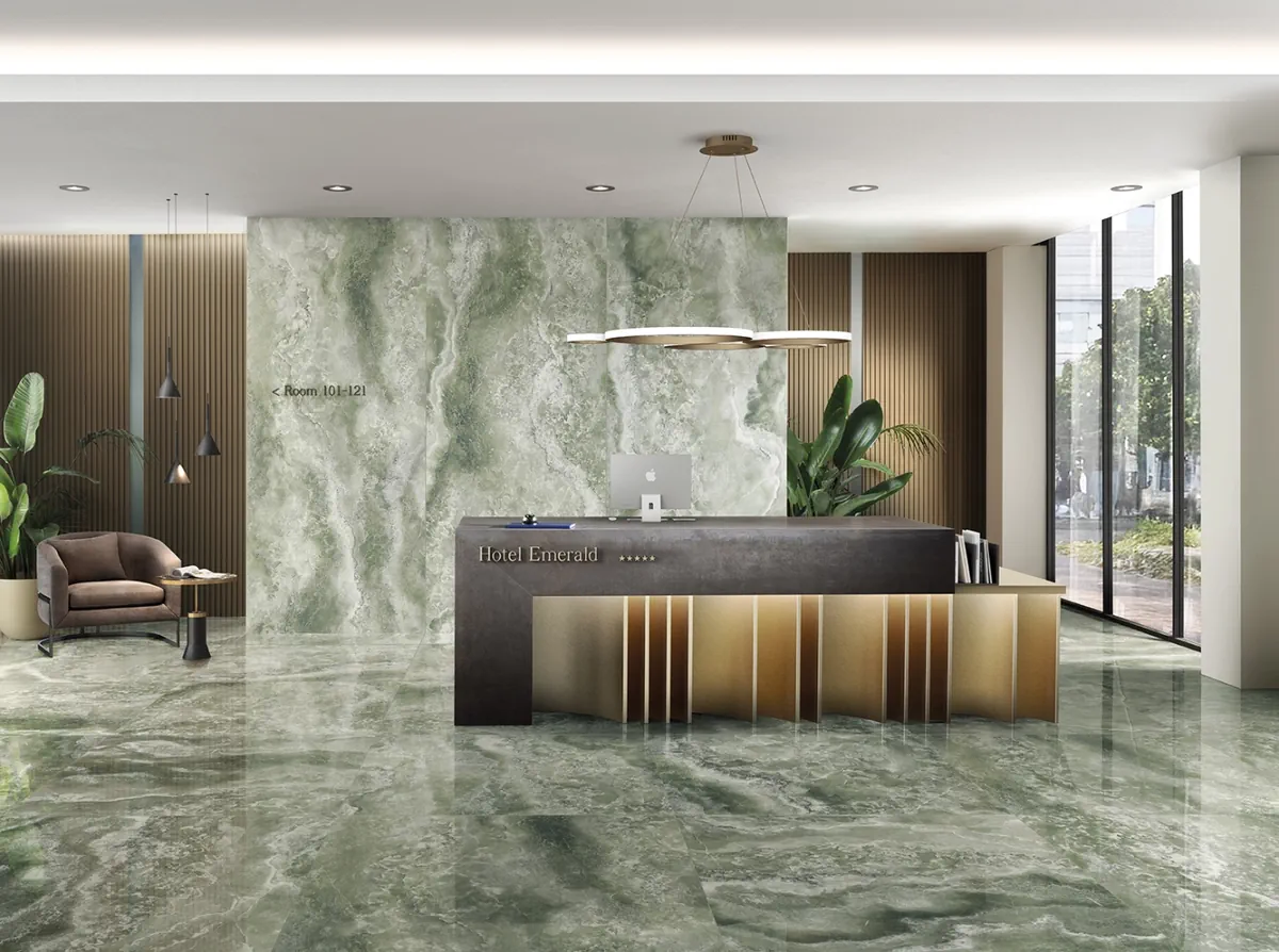 Gres Tagina ONYX DIAMOND efekt marmur - aranzacja w przestronnym holu
