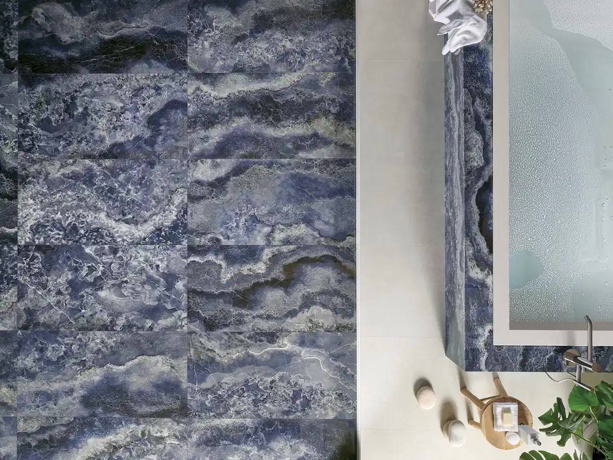 Gres Tagina ONYX DIAMOND efekt marmur - aranzacja w strefie dziennej z duzymi przeszkleniami