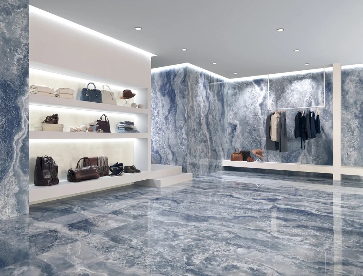 Gres Tagina ONYX DIAMOND efekt marmur - aranzacja w korytarzu z naturalnym swiatlem