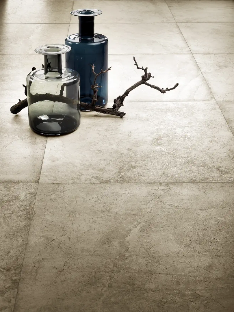 Gres Tagina MARMI IMPERIALI efekt marmur - aranzacja w korytarzu z naturalnym swiatlem