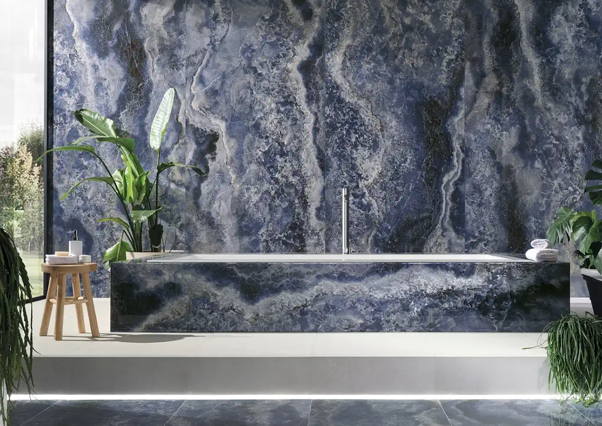 Gres Tagina ONYX DIAMOND efekt marmur - aranzacja w minimalistycznym wnetrzu