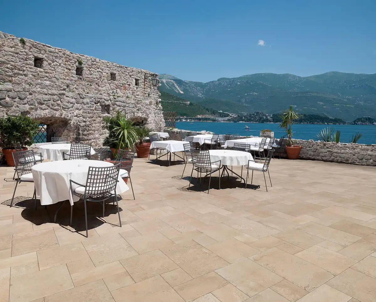 Gres Tagina MEDITERRANEA efekt kamień - aranzacja w korytarzu z naturalnym swiatlem