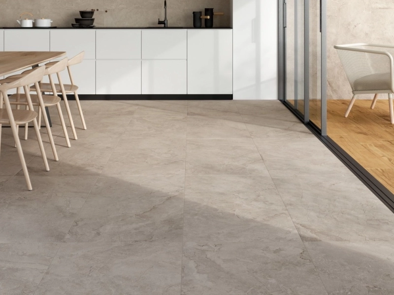 Marazzi Alba gres o efekcie drewna i kamienia w nowoczesnym apartamencie