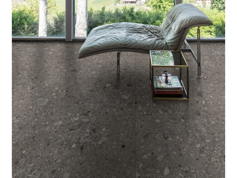 Płytki Marazzi Mystone Ceppo DI Gre efekt terrazzo w nowoczesnej aranżacji salonu