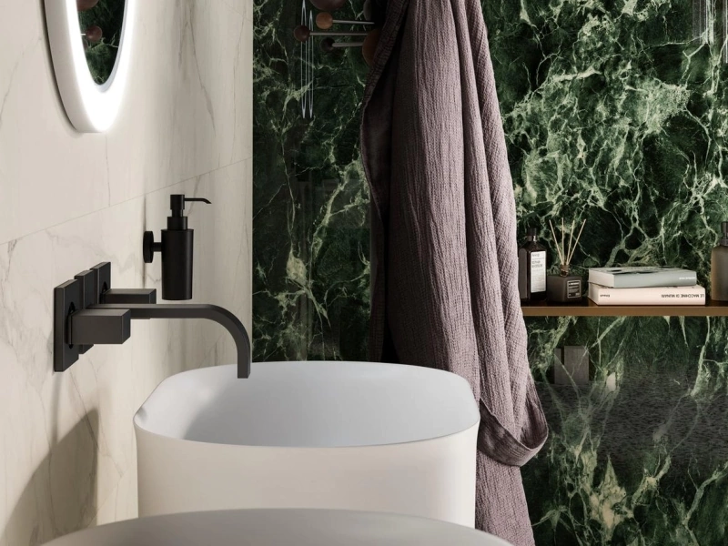 Gres Marazzi Allmarble Wall efekt marmur w przestronnym salonie z oknami tarasowymi