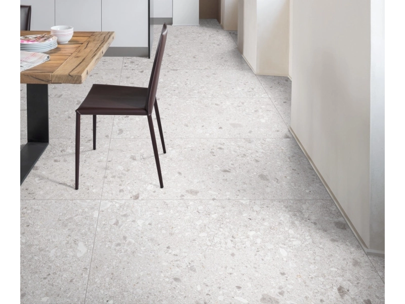 Marazzi Mystone Ceppo DI Gre gres o efekcie terrazzo na podłodze w nowoczesnym domu