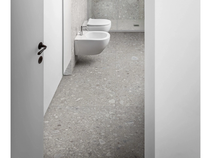Płytki gresowe Marazzi Mystone Ceppo DI Gre efekt terrazzo w nowoczesnym salonie z drewnianymi akcentami