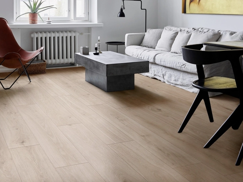 Płytki Marazzi Oltre imitujące drewno w salonie z dużym przeszkleniem