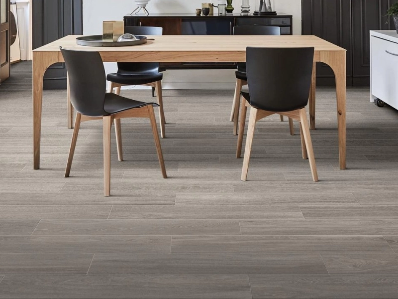 Płytki gresowe Marazzi Actually efekt drewno w eleganckim salonie z dużymi przeszkleniami