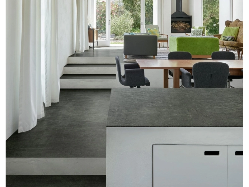 Płytki Marazzi Grande Concrete Look imitujące beton w nowoczesnej aranżacji z dużą ilością światła