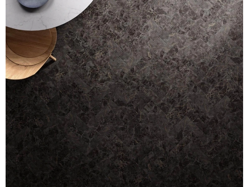 Płytki Marazzi Allmarble imitujące marmur w nowoczesnej aranżacji z dużą ilością światła