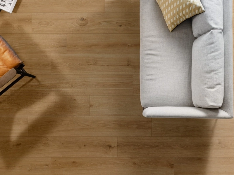 Wielkoformatowy gres Marazzi Oltre efekt drewno w eleganckiej strefie dziennej