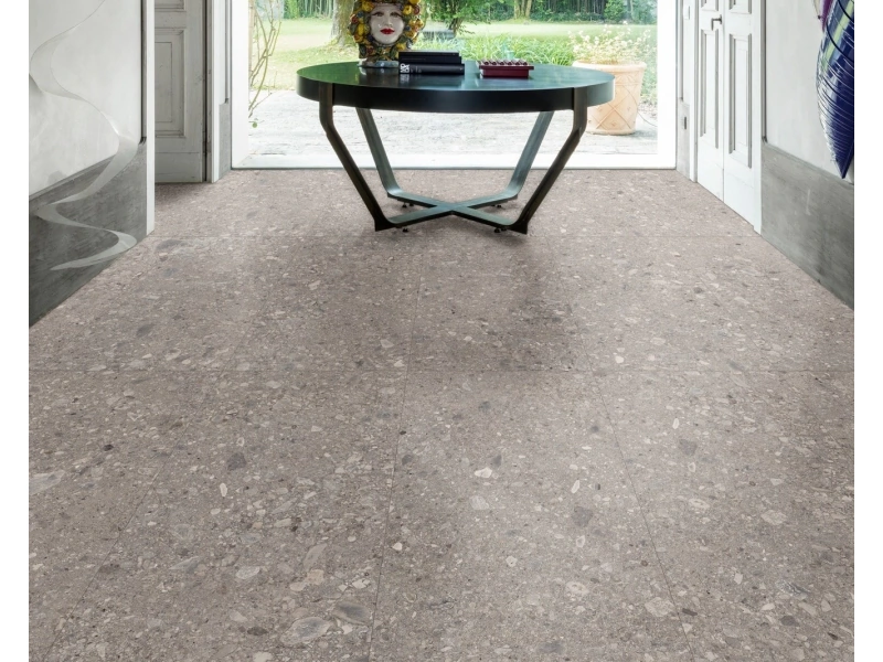 Gres Marazzi Mystone Ceppo DI Gre efekt terrazzo w przestronnym salonie z oknami tarasowymi