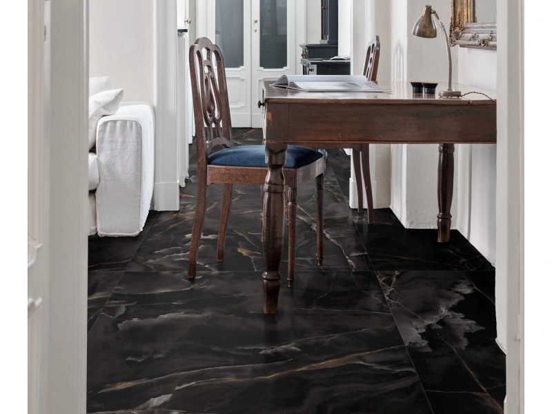 Płytki gresowe Marazzi Allmarble efekt marmur w nowoczesnym salonie z drewnianymi akcentami