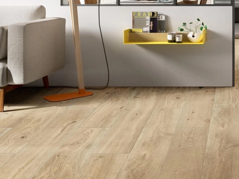 Gres Marazzi Actually efekt drewno w nowoczesnym salonie