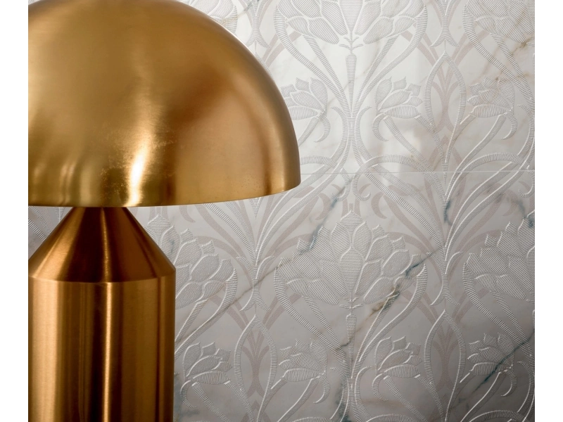 Wielkoformatowy gres Marazzi Allmarble Wall efekt marmur w salonie z kominkiem
