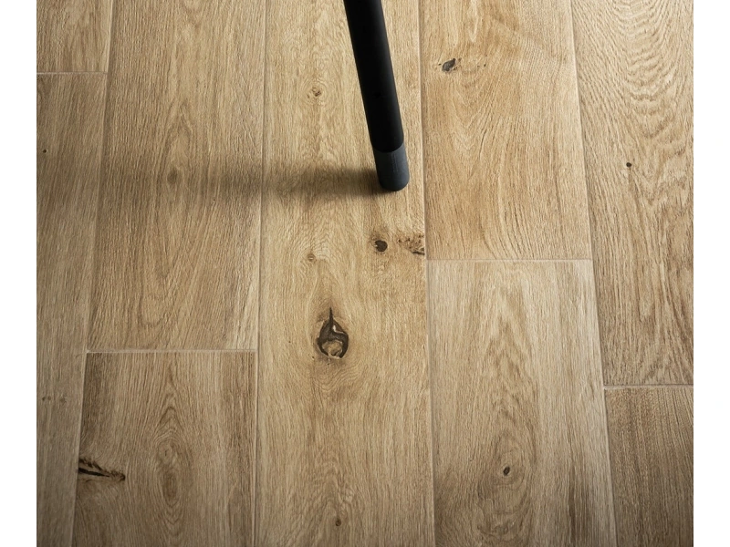Wielkoformatowy gres Marazzi Treverkever efekt drewno w salonie z kominkiem