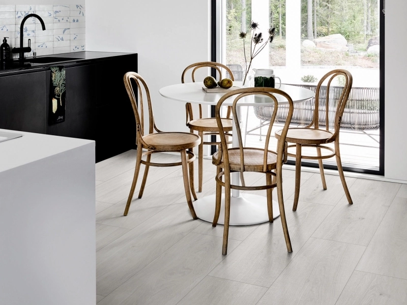 Marazzi Oltre gres o efekcie drewna w nowoczesnym apartamencie