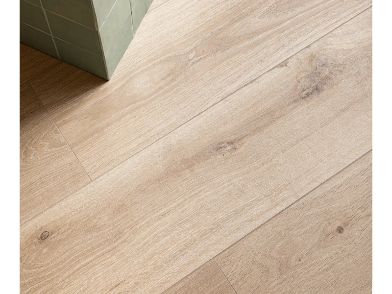 Płytki Marazzi Oltre efekt drewno w nowoczesnej aranżacji salonu