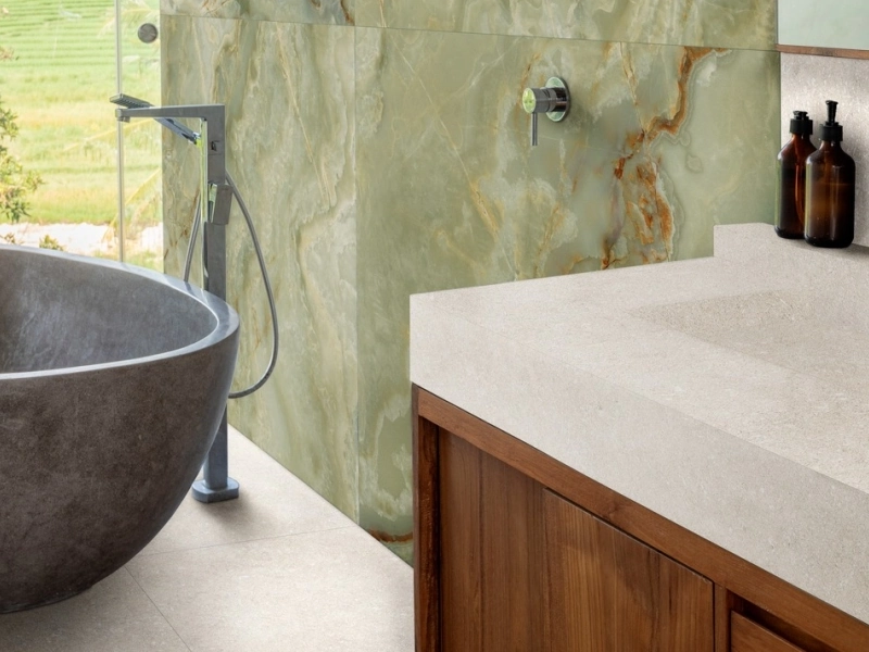 Wielkoformatowy gres Marazzi Allmarble efekt marmur w salonie z kominkiem