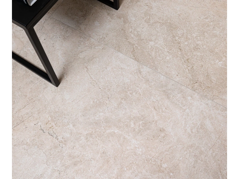 Płytki Marazzi Alba efekt drewno i kamień w nowoczesnej aranżacji salonu