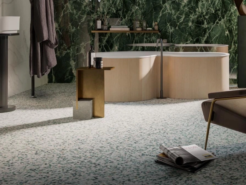Płytki Marazzi Allmarble Wall imitujące marmur w eleganckim holu i salonie