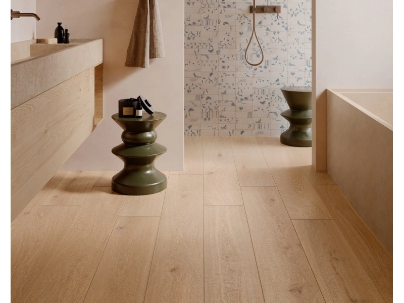 Płytki Marazzi Oltre efekt drewno w salonie z otwartą kuchnią