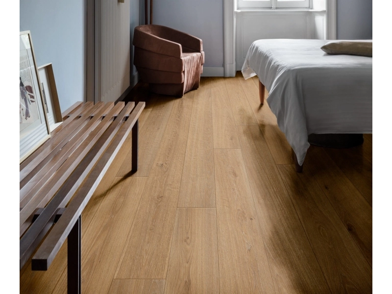 Płytki gresowe Marazzi Oltre efekt drewno w eleganckim salonie z dużymi przeszkleniami